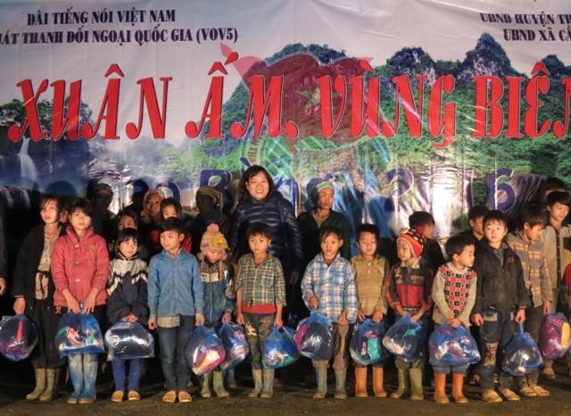 VOV5 вручил подарки представителям нацменьшинств в провинции Каобанг - ảnh 1